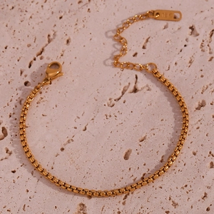 Detail of 18K gold-plated box chain bracelet with lobster clasp and adjustable extension