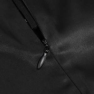 Vue macro détaillée d'une fermeture éclair invisible sur le tissu d'une robe noire