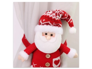 Dettaglio di un fermatenda a forma di Babbo Natale in maglia rossa con bordo in peluche