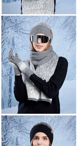 Détail de l'ensemble d'hiver gris avec doublure polaire et texture de l'écharpe et gants