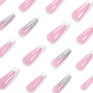 Unghie finte lunghe a ballerina rosa con punte bianche french e sfumature di glitter