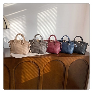 Détails de sacs à main tissés en cinq couleurs avec accessoires métalliques dorés