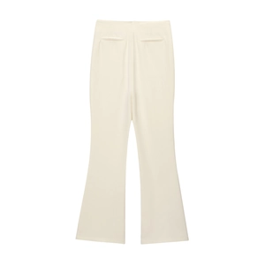 Détail du pantalon évasé blanc cassé avec un drapé élégant et un tissu de costume lisse