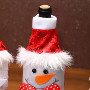 Vue macro du couvre-bouteille bonhomme de neige avec bonnet rouge pour déco de Noël