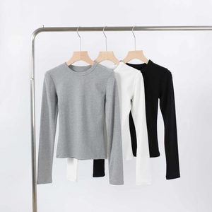 Détail de la texture en maille côtelée sur des t-shirts à manches longues et col rond