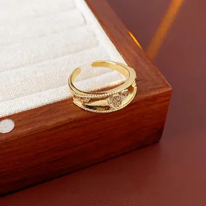 Anello aperto hulu placcato oro con trama a corda e motivo a cuore in zircone donna