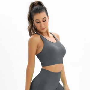 Détail de la texture côtelée du soutien-gorge de sport gris sans couture et du legging