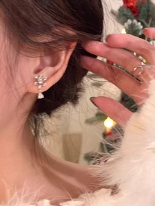 Gros plan sur les boucles d'oreilles flocon de neige en argent avec cristaux scintillants