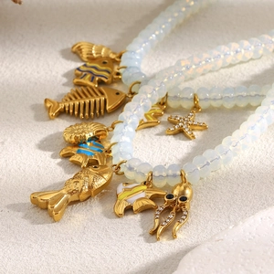 Vue détaillée des pendentifs marins plaqués or 18K et perles d'opale blanche du collier