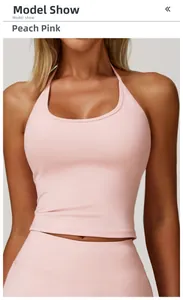Détail du débardeur de yoga licou rose pêche avec bretelles croisées et pantalon assorti