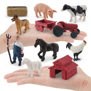 Set de granja en miniatura con tractor, granero y figuras de granjero en manos