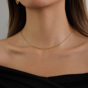 Collana classica in acciaio inossidabile placcato oro 18K a semicerchio su modella