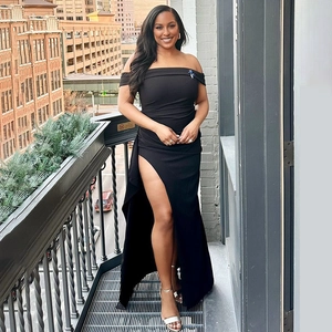 Détail d'une robe bustier noire élégante avec fente haute et dos nu portée par un mannequin