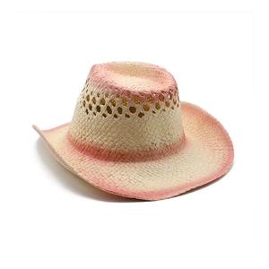 Détail des bords dégradés roses et de la texture tressée sur un chapeau de cowboy
