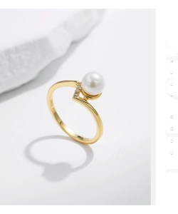 Macro shot of S925 silver ring featuring a white pearl and sparkling accent diamonds