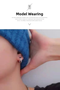 Detailansicht der silbernen Doppel-Creolen getragen von einem Modell im Freizeitstil