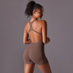 Détail du combishort de yoga sans couture avec dos nu et taille côtelée élastique