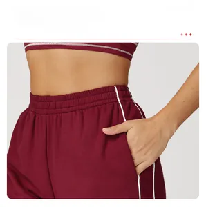 Dettaglio della tasca laterale e delle strisce bianche sui pantaloncini sportivi a vita alta