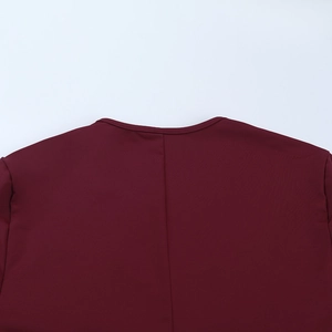 Détail de l'encolure en U rouge vin et des coutures au dos de la robe ajustée
