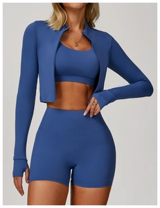 Détail de l'ensemble de sport bleu foncé avec passe-pouces et short à taille haute