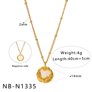 Detailansicht der goldenen Edelstahl-Perlenkette mit 14mm Perlmutthänger und Maßen