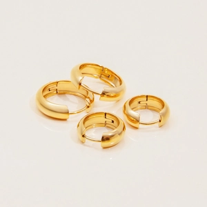 Macro de quatre créoles en acier inoxydable plaqué or 18 carats de tailles variées