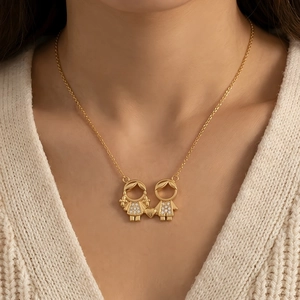 Détail du collier pendentif garçon et fille plaqué or avec zircon et un petit cœur