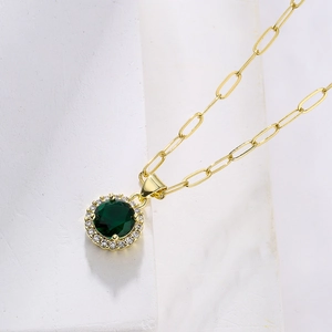 Collana placcata oro 18 carati con ciondolo in zircone verde su base in pietra naturale