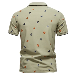 Vista posteriore piatta di polo verde oliva con stampe geometriche e colletto a costine