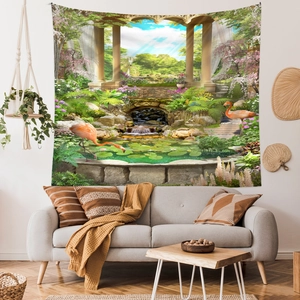 Detail eines Wandteppichs mit Flamingo und klassischem Garten an einer Wohnzimmerwand