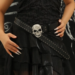 Ceinture punk en cuir noir avec rivets argentés et boucle tête de mort en strass