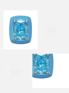 Détail d'une boucle d'oreille en argent 925 avec zircon bleu ciel taille glace 5A