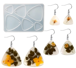 Dettaglio macro dello stampo in silicone per orecchini con gioielli in resina floreale