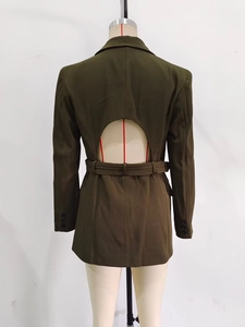 Détail du blazer vert olive avec une découpe au dos et une ceinture de taille réglable