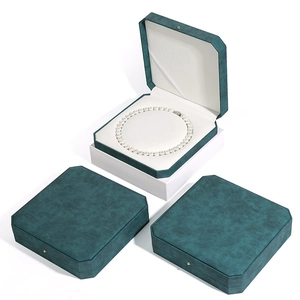 Elegante scatola ottagonale per collane in pelle PU verde scuro con morbida imbottitura bianca