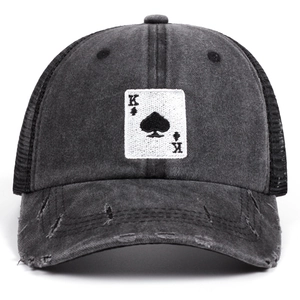 Used-Look Baseball Cap in Anthrazit mit Pik-König-Stickerei und atmungsaktivem Mesh-Teil