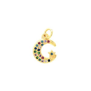 Détail du pendentif lune plaqué or 18 carats orné de pierres de zircone multicolores