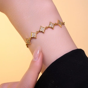 Elegantes Gold-Zirkon-Armband am Handgelenk mit warmer, ästhetischer Beleuchtung