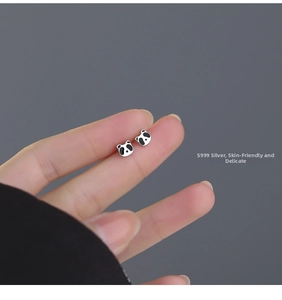 Nahaufnahme von S999 Sterlingsilber Pandabär Ohrstecker auf einem Finger gezeigt