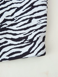 Detailopname van zebraprint twill stof met gedetailleerde textuur en afwerking van naden