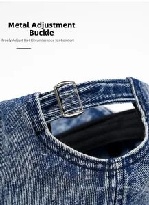 Dettaglio della fibbia metallica regolabile su un cappello in denim blu lavato