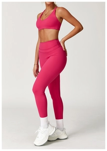 Vue latérale de l'ensemble de yoga rose rouge avec leggings taille haute et brassière