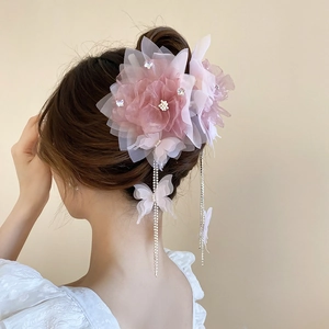 Elegante molletta per capelli in pizzo rosa con fiori e nappine a farfalla