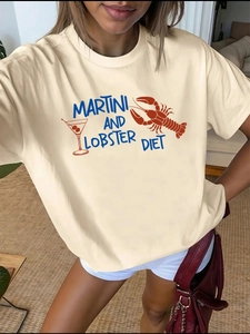Χαλαρό βαμβακερό t-shirt σε μπεζ με κομψό γραφικό σχέδιο μαρτίνι και αστακού