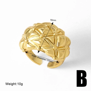 Detail view of gold adjustable heart ring with inner diameter 17mm and weight 10g