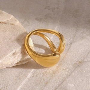 Anello irregolare traforato in oro 18k su pietra naturale con illuminazione elegante