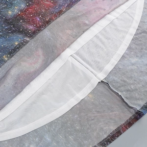 Détail de l'imprimé nébuleuse sur robe en tulle avec strass scintillants et coutures fines