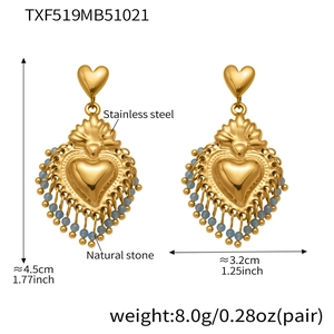 Détail de boucles d'oreilles cœur plaquées or 18k avec pierres bleues et dimensions