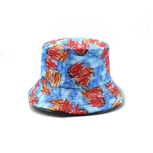 Wendbarer blauer Fischerhut mit lebhaftem rot-orangem Flammen-Batikmuster-Druck