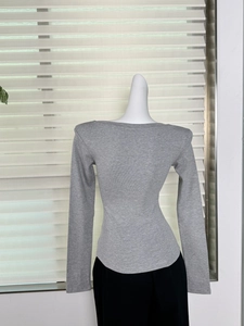 Détail du t-shirt gris à manches longues en maille avec texture fine et coupe ajustée